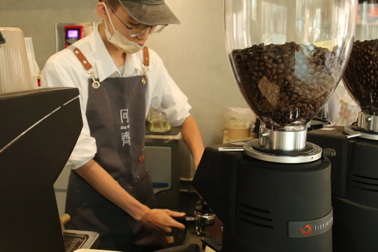 同齊咖啡師與磨豆機